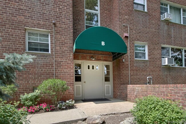 Foto del edificio - 100 Theodore Fremd Ave