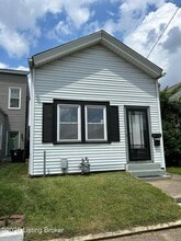 Building Photo - 919 E Oak St