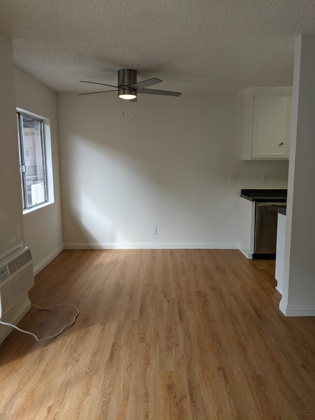 Building Photo - 1241 Barry Ave
