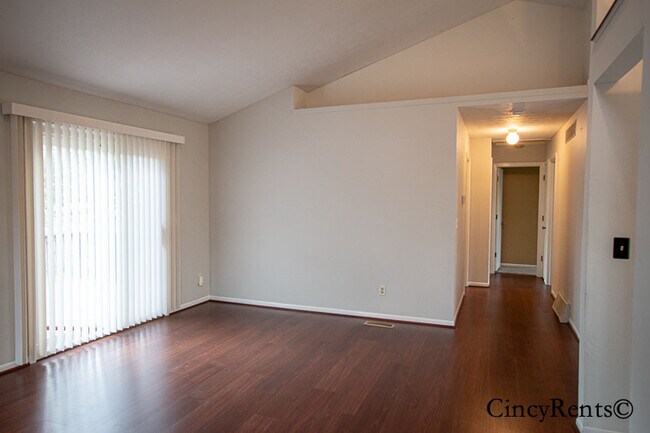 Foto del edificio - 8026 Buckland Dr