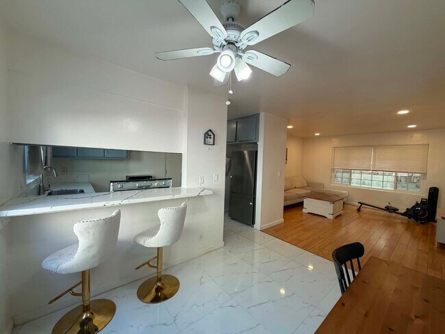 Foto del edificio - 10760 Woodbine St
