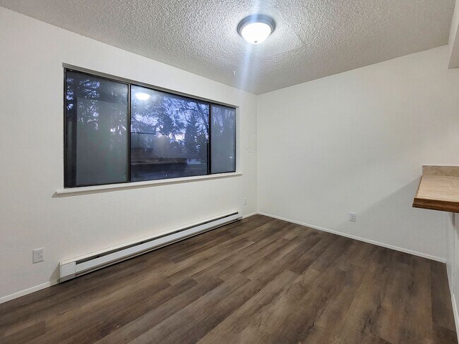 Building Photo - 2 Bedroom - Exactly what you're looking for!