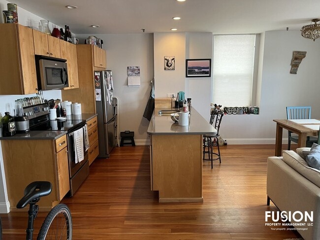 Building Photo - STUNNING LAKE VIEWS - Modern 2BR/2BA Corner Unit in The Vermont House