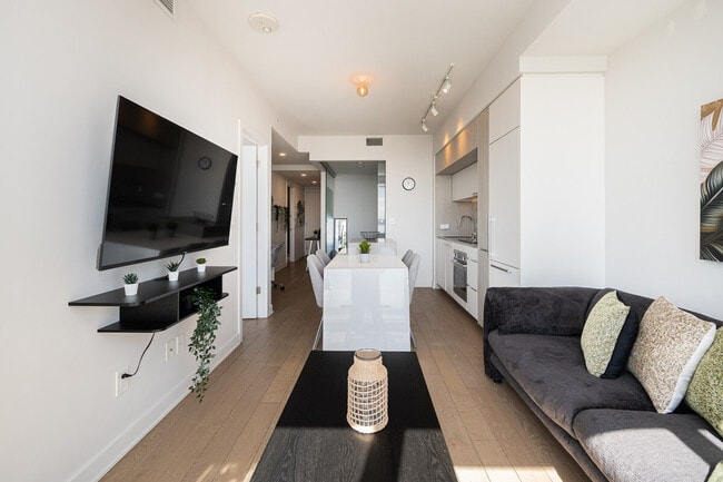 Building Photo - 1275 Rue de la Montagne