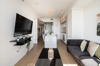 Building Photo - 1275 Rue de la Montagne