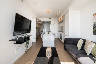 Building Photo - 1275 Rue de la Montagne