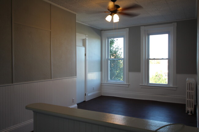 Building Photo - Freshly Renovated 2 Bedroom ~ Heat include...