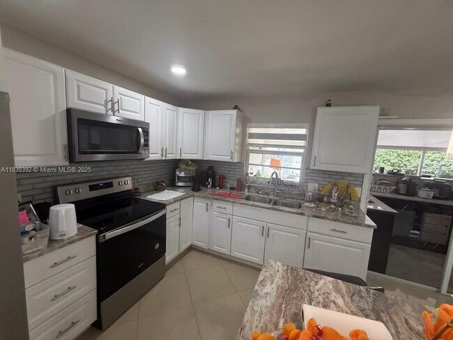 Building Photo - 4707 Martha Louise Dr