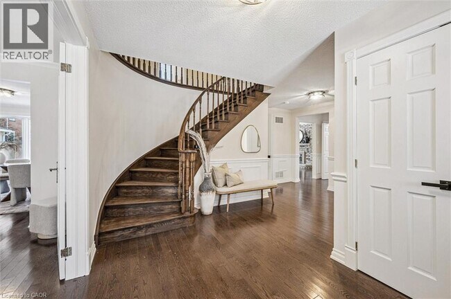 Photo du bâtiment - 4069 Lakeshore Rd.