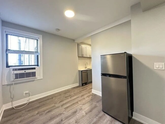 Building Photo - 505 W Belmont Ave