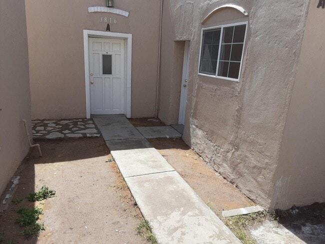 Building Photo - 3816 E San Antonio Ave