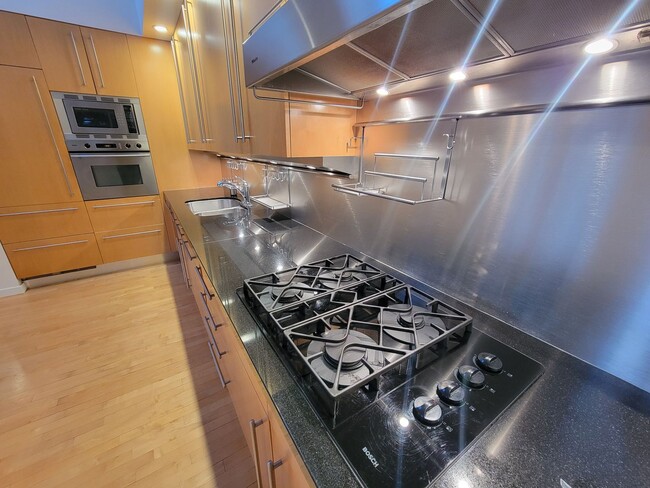 Building Photo - Amazing Wonderland Hill home for rent at e...