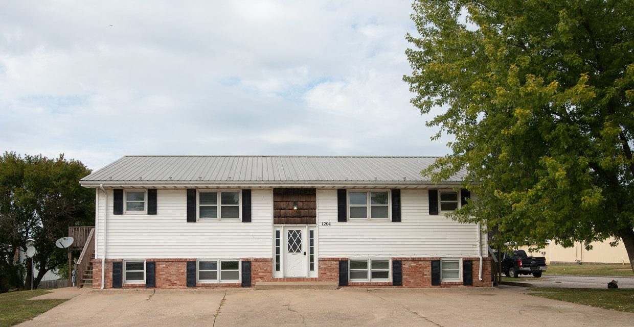 Primary Photo - 1204 Hillcrest Rd