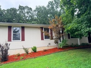 Building Photo - 2622 Camelot Ct