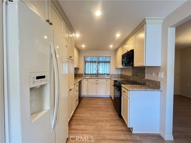 Building Photo - 5026 Avenida Del Sol