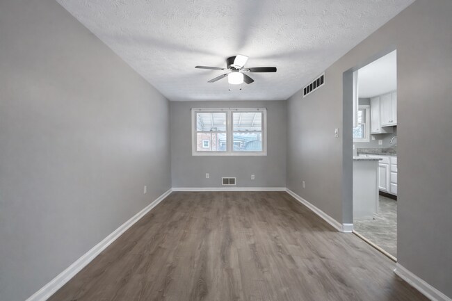Foto del edificio - Spacious 3 Bedroom Home | Central AC | Finished Basement | Parking