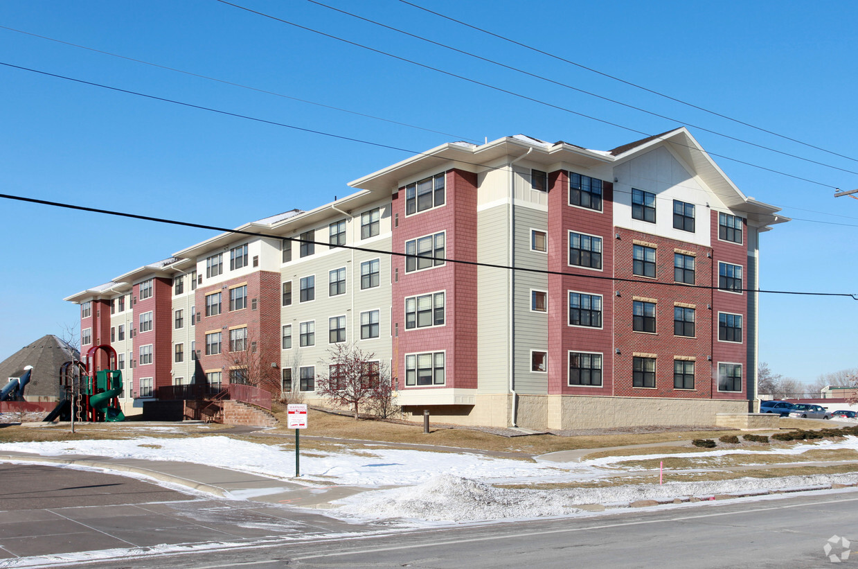 Primary Photo - Linden Place Apartments