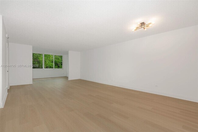 Foto del edificio - 445 NE 195th St