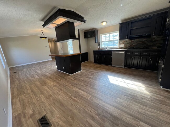 Building Photo - 3 Bedroom, 2 Bath Mobile Home in Dearing