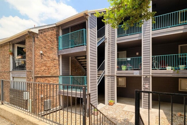 Building Photo - 1840 Burton Dr