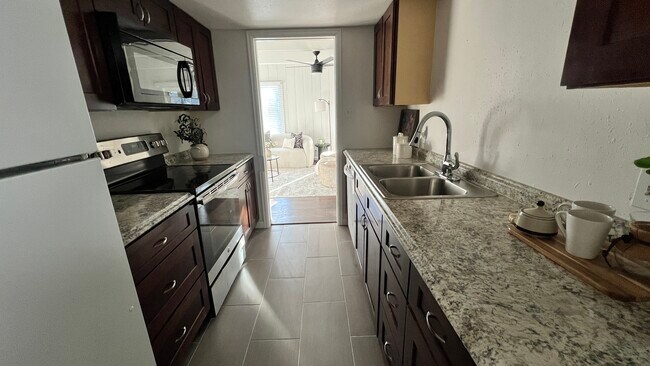 Cocina tipo galera - 9725 E Harvard Ave