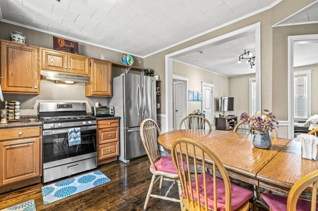 Building Photo - 46 Russell St