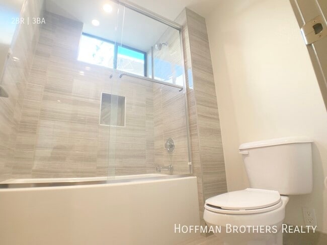 Building Photo - 115 S St Andrews Pl