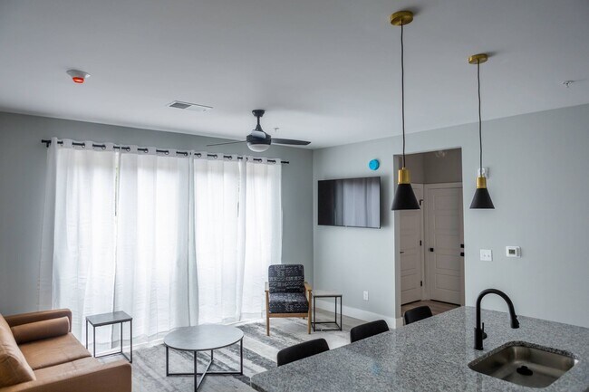 Foto del interior - Tryon Flats – Modern Student Living Near NC State