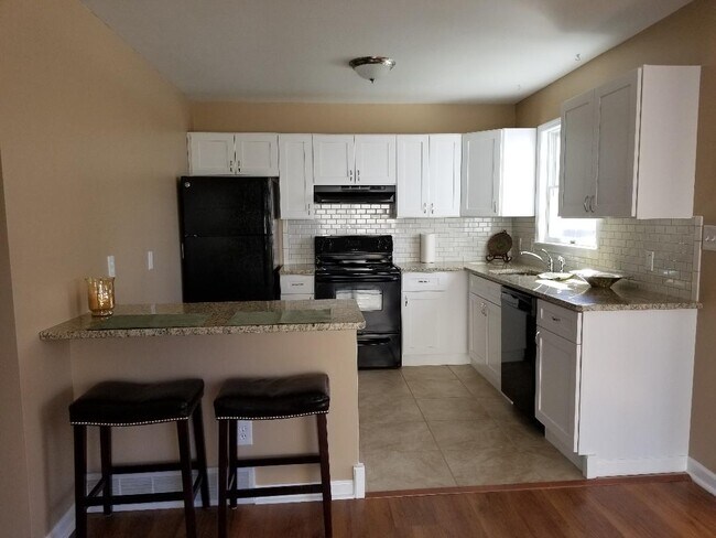 Kitchen - 4556 Washington Dr