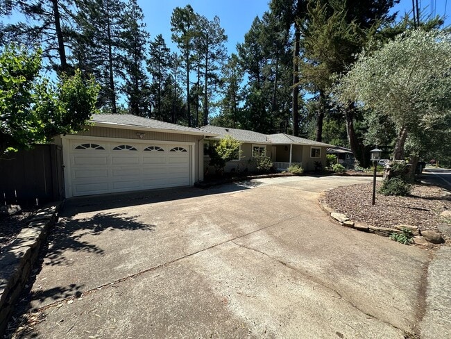 Building Photo - Charming 4-Bedroom Home in a Beautiful Pri...