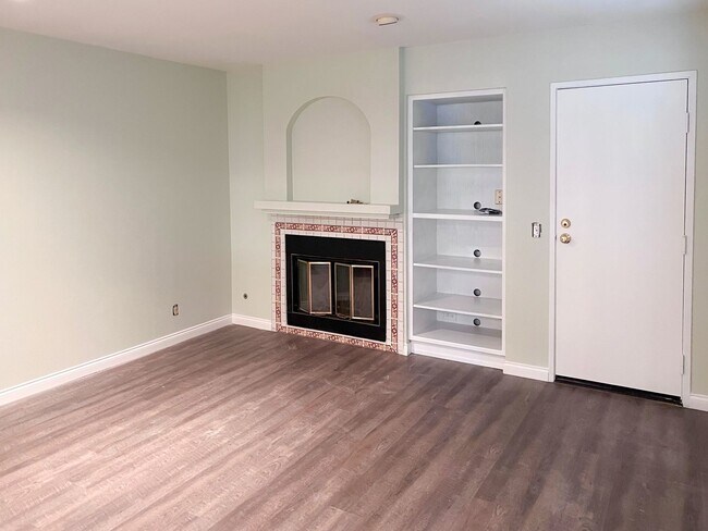 Building Photo - Rancho Santa Margarita Townhouse - 2 Bed /...