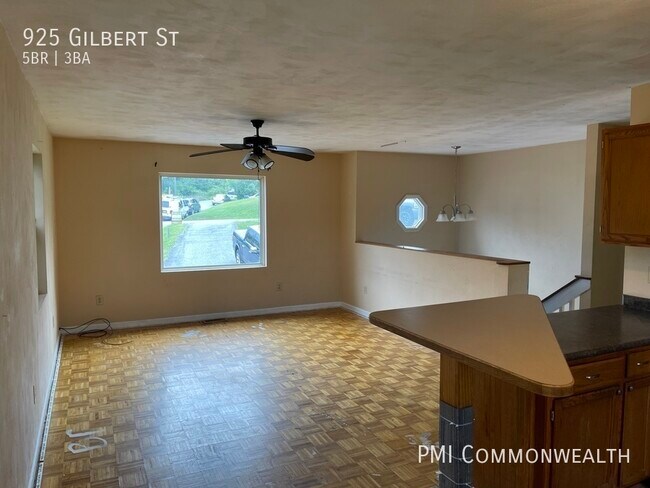 Building Photo - 5 Bed / 3 Bath Single Family (Available 10...