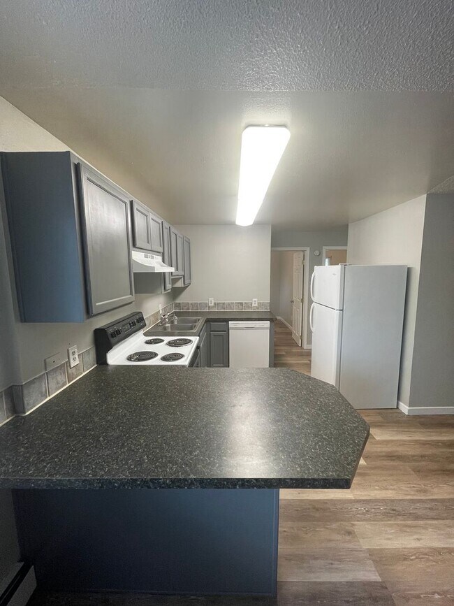 Building Photo - Huge 2 Bedroom 1 Bath Located Just Outside...