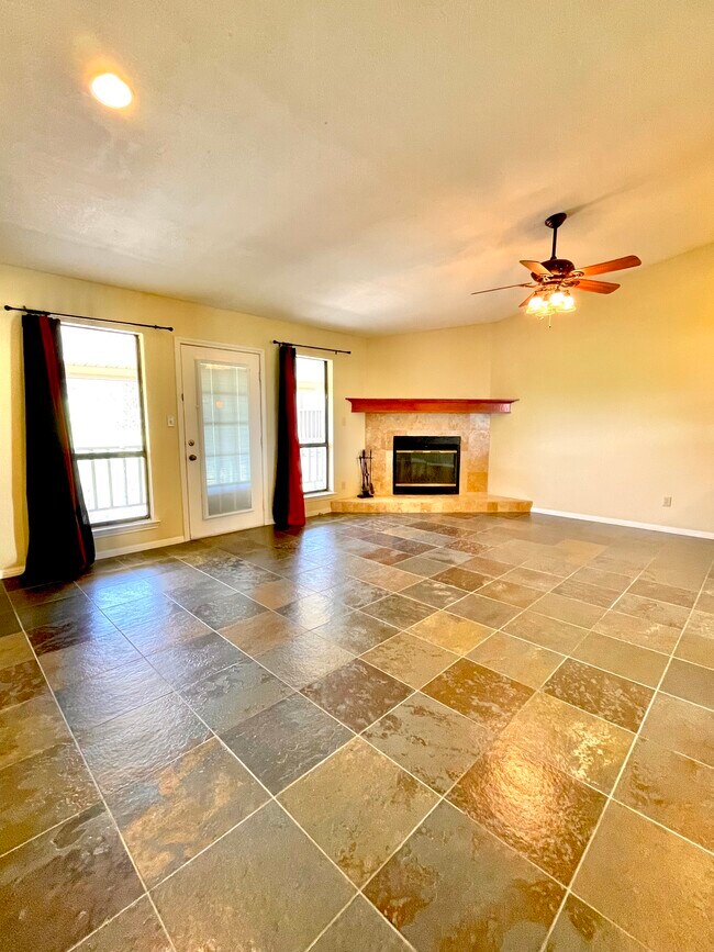 Living Room with Cathedral Ceilings. - 112 Lachite