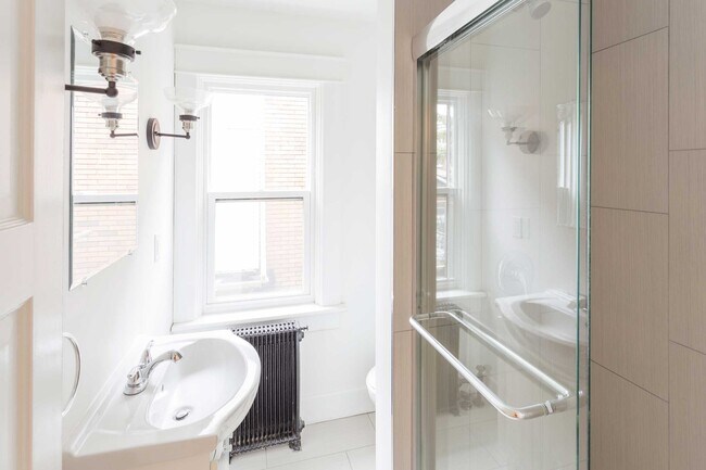 Photo du bâtiment - The One You're Waiting For At 14 Severn. Rare listing!