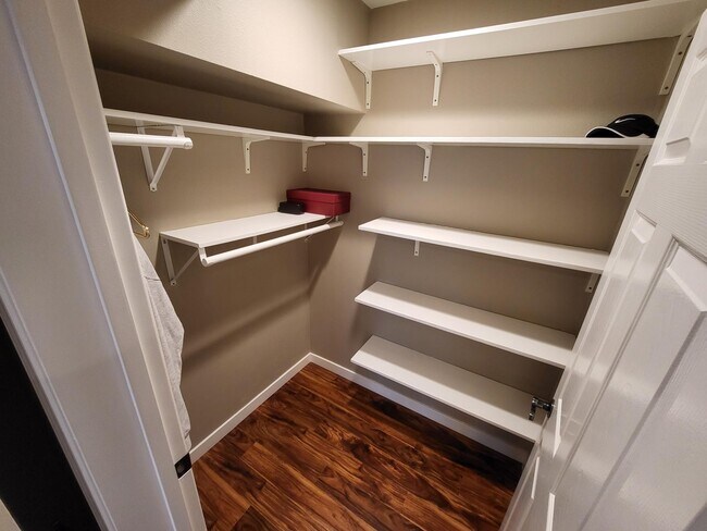 Vestidor, con muchos estantes. - 2206 Lincoln Ave