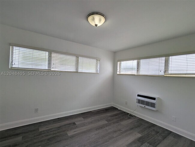 Foto del edificio - 7815 Crespi Blvd