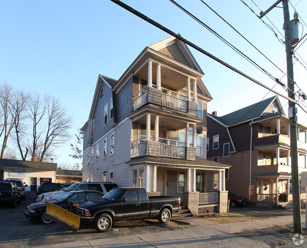 Foto del edificio - 32 Meriden Rd