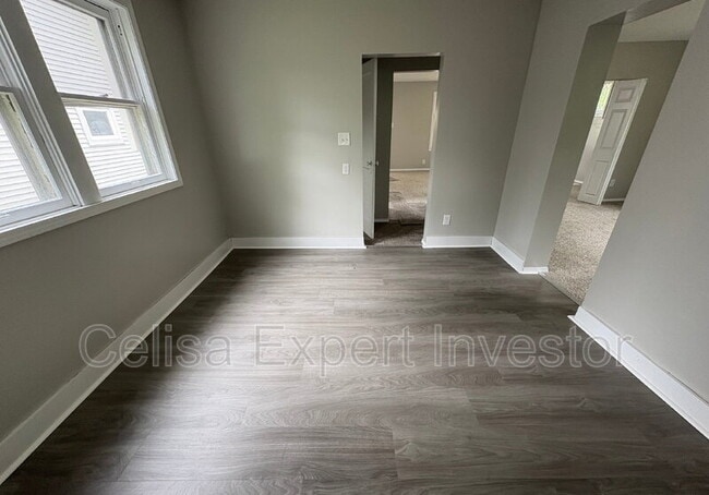 Foto del edificio - 2711 Thompson Ave