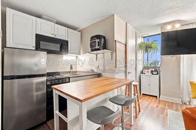 Foto del edificio - 3110 N Sheridan Rd
