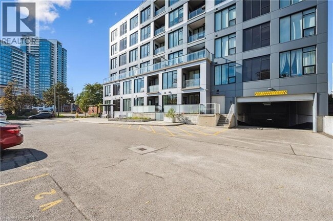 Building Photo - 690 King St W