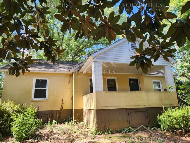 Building Photo - Charming 3-Bed, 2-Bath Home with Screened ...