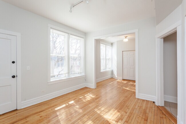 Building Photo - 2139 N Sawyer Ave