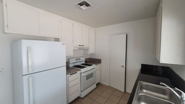 Building Photo - 3 br, 2 bath House - 3031 Edmond St.
