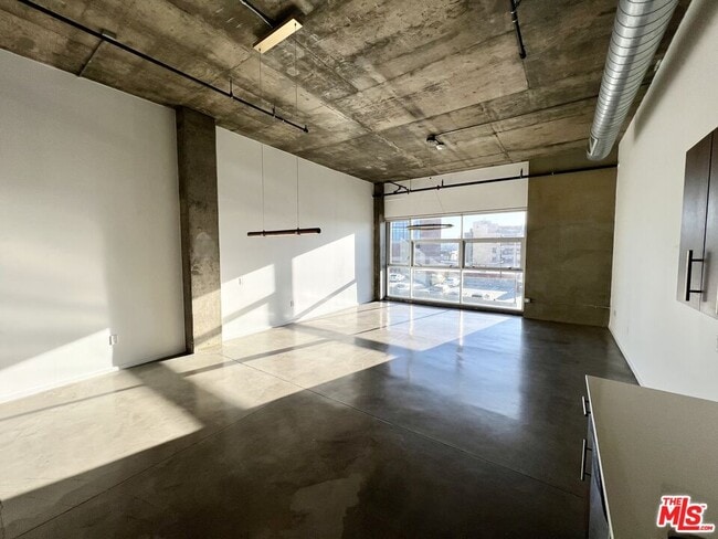 Building Photo - 510 S Hewitt St