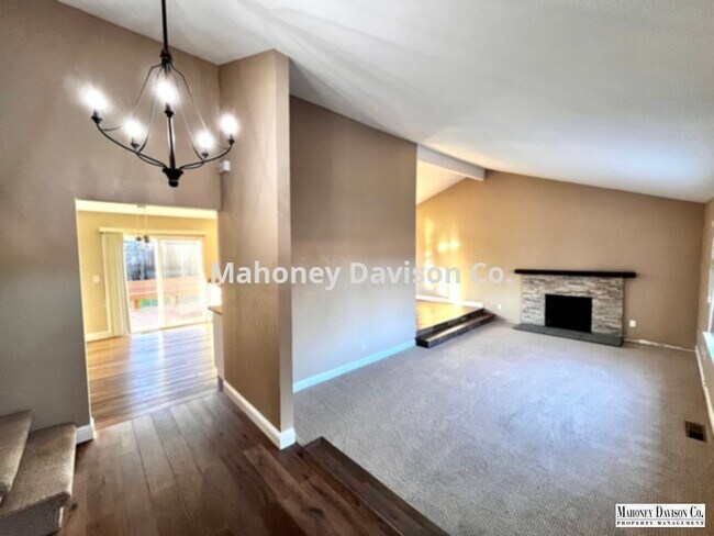 Building Photo - 3 Bedroom / 2.5 Bath East Petaluma home wi...
