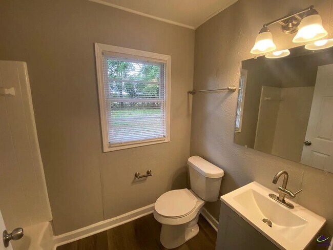 Foto del edificio - 827 Oak Ridge Dr