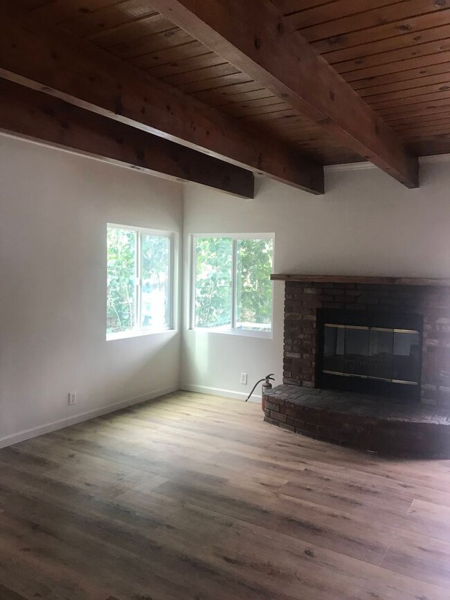Foto del edificio - 841 Pine Knot Ave