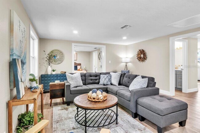 Building Photo - 11416 Pine Forest Dr