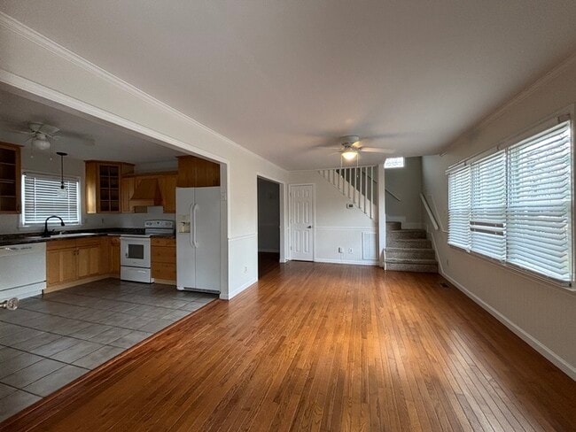 Foto del edificio - 3 Bedroom/1.5 Bath Charming House Large Fenced Yard